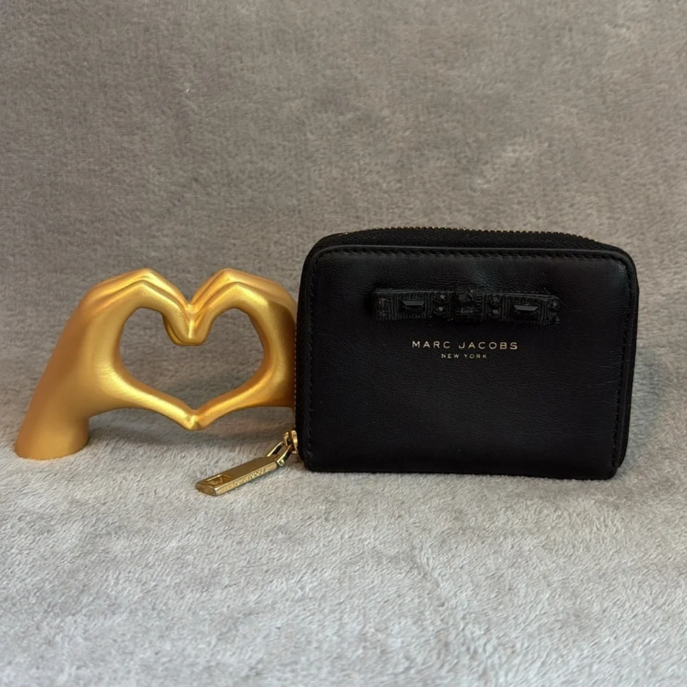 🖤MARC JACOBS🖤Black Leather Bow Embellished Zip Around Card Case/EUC